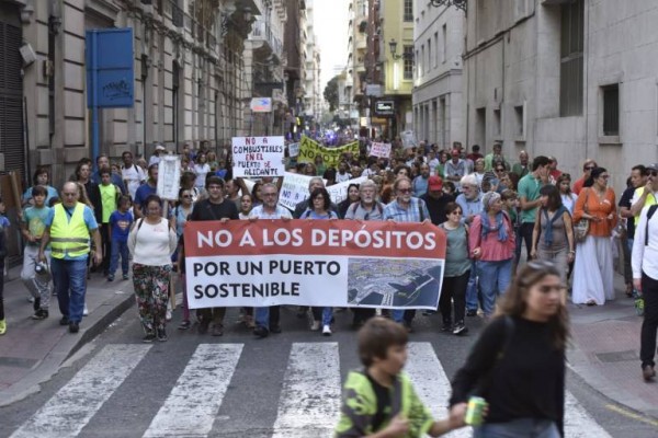 Vecinos y ecologistas instan al bipartito de Alicante a rechazar la planta de betunes del Puerto