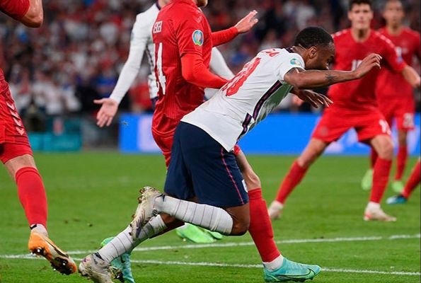 Inglaterra pasa por alto la polémica del penalti