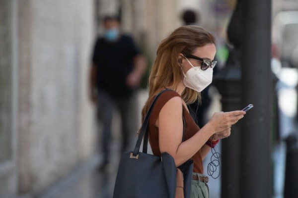 Los fabricantes de material sanitario español producen 160 millones de mascarillas al mes