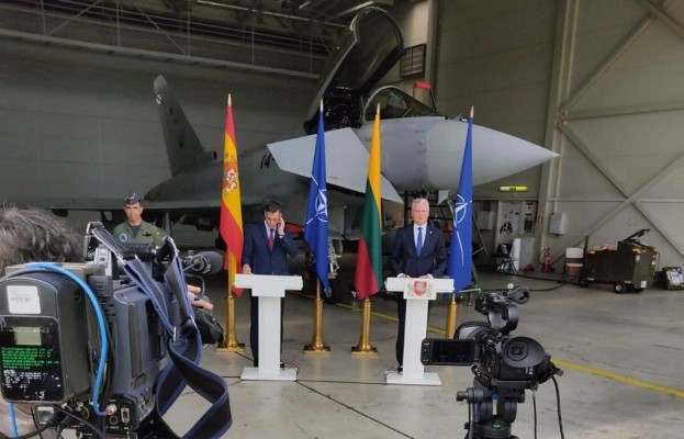 Una alerta por avión no identificado interrumpe en Lituania la comparecencia de Sánchez 