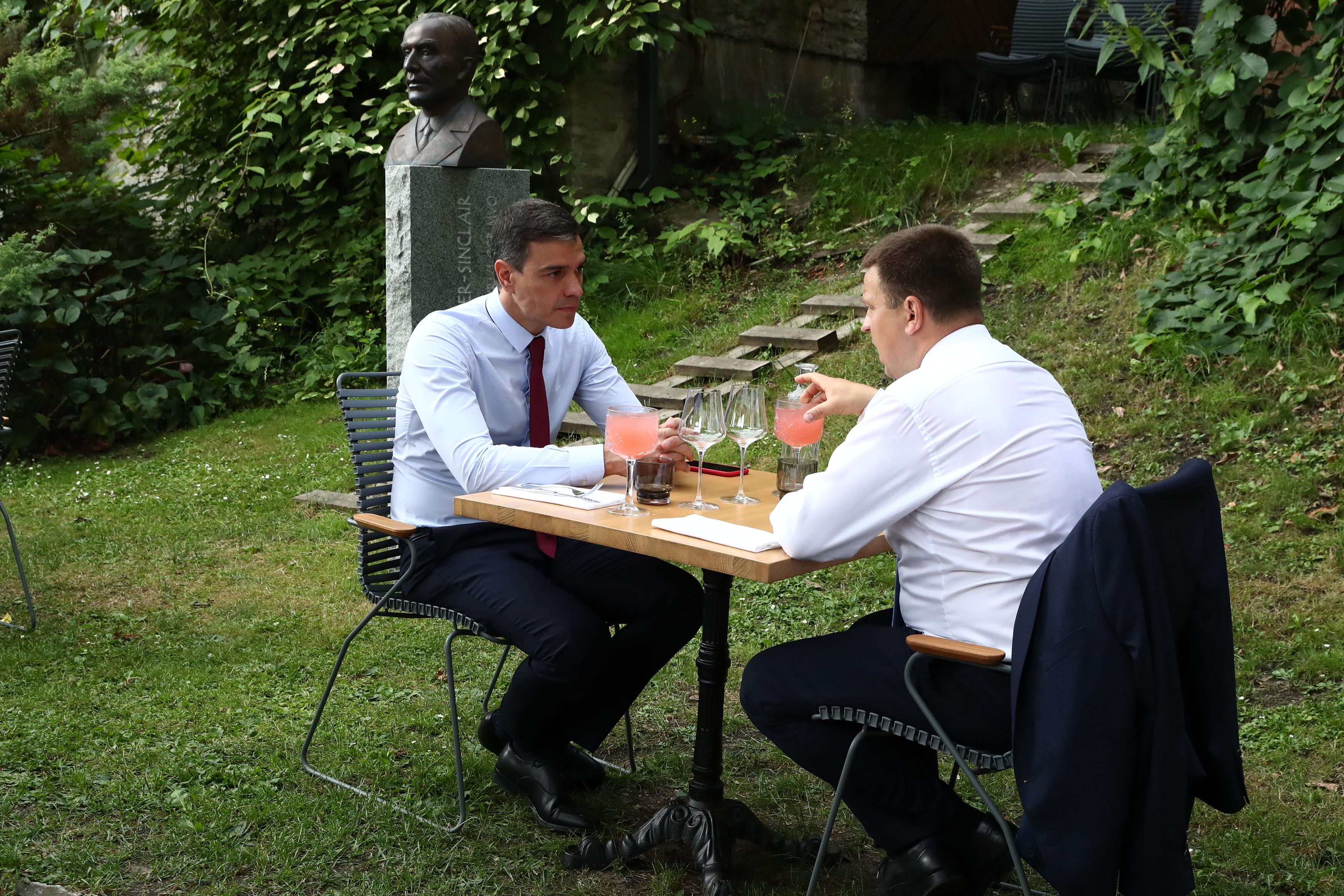 Pedro Sánchez conversa con Jüri Ratas, a 7 de julio de 2021 en Estonia. Foto: POOL MONCLOA/FERNANDO CALVO - 