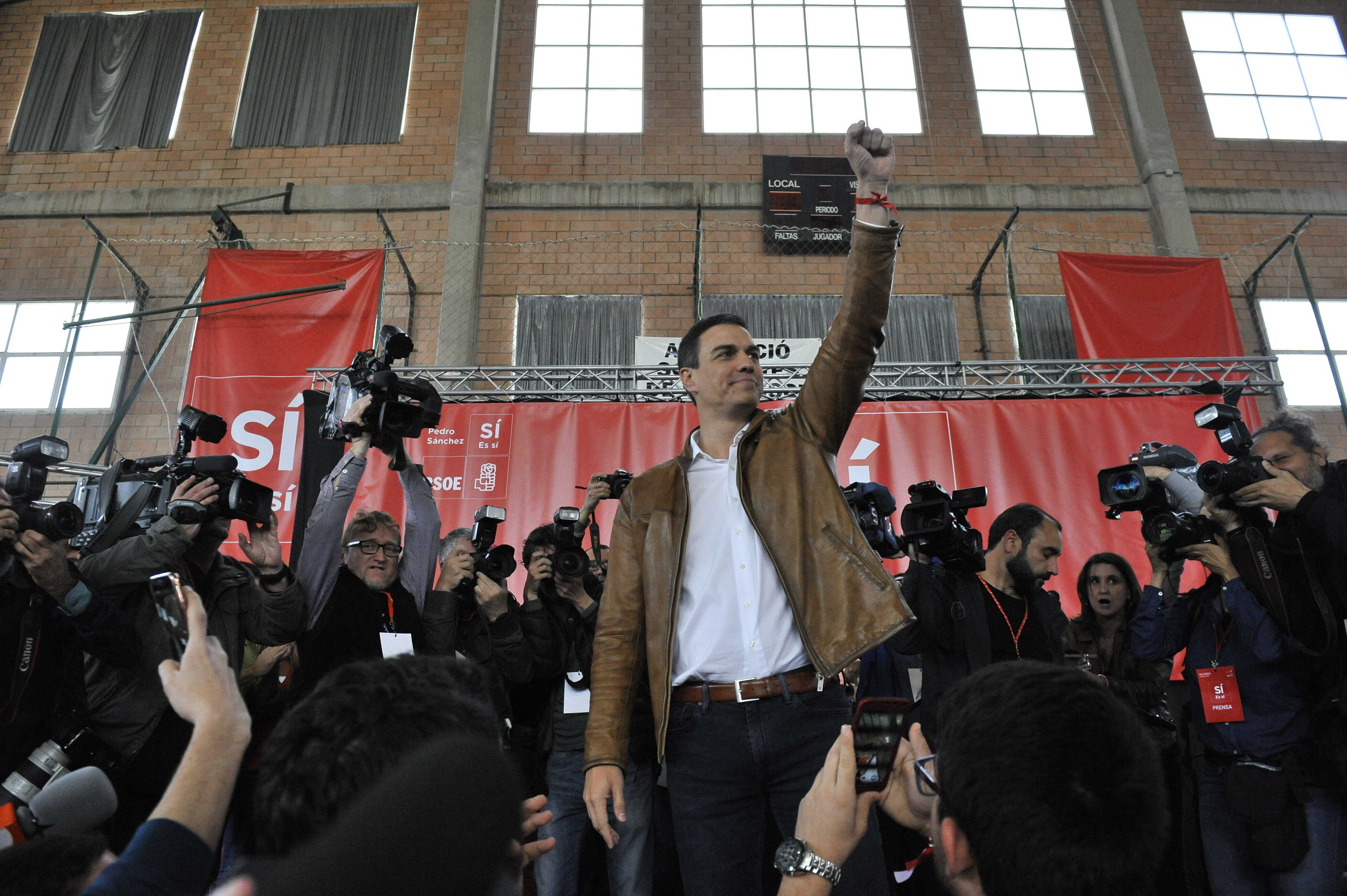 Sánchez se entrega a la 