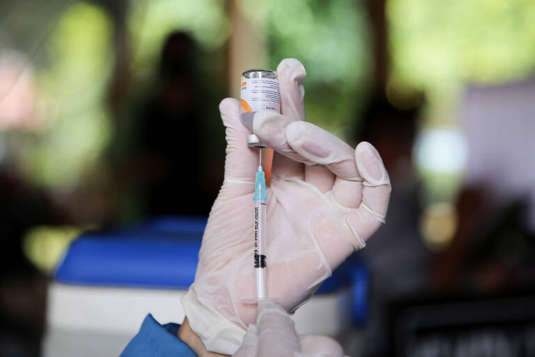 El 42 % de la población española ya ha recibido la pauta completa de vacunación contra la covid-19