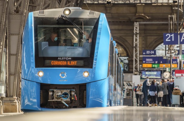 BBVA formaliza una línea de 'avales verdes' con Alstom por 400 millones de euros