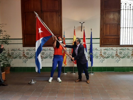 Calabuig entrega en Castelló la bandera de Cuba a la atleta cubana que abandera los JJOO de Tokio 