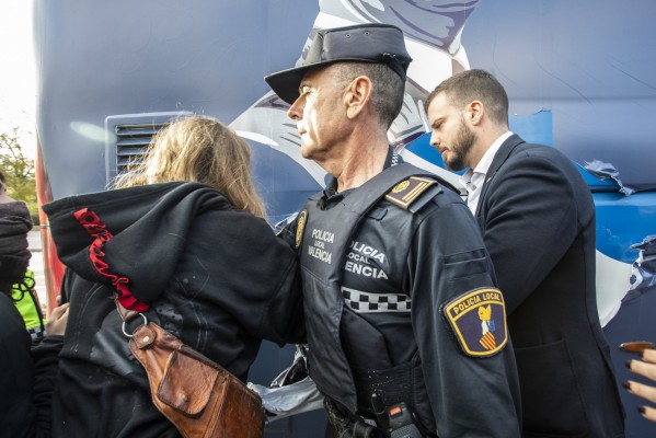 Tres activistas se enfrentan al juicio por el ataque al bus de Hazte Oír en València y la Fiscalía pide multa