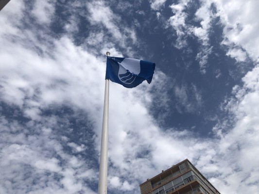 Elche iza las cinco banderas azules que certifican la calidad de sus playas