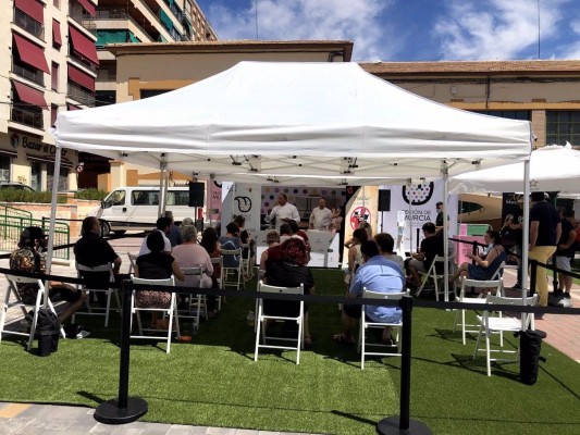La 'foodtruck' de 'Cocineros en ruta' llega a Jumilla con el chef Cayetano Gómez, de Promenade, a bordo