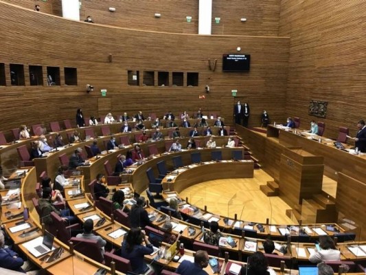 Los grupos de Les Corts apoyan adoptar más restricciones ante el repunte de casos