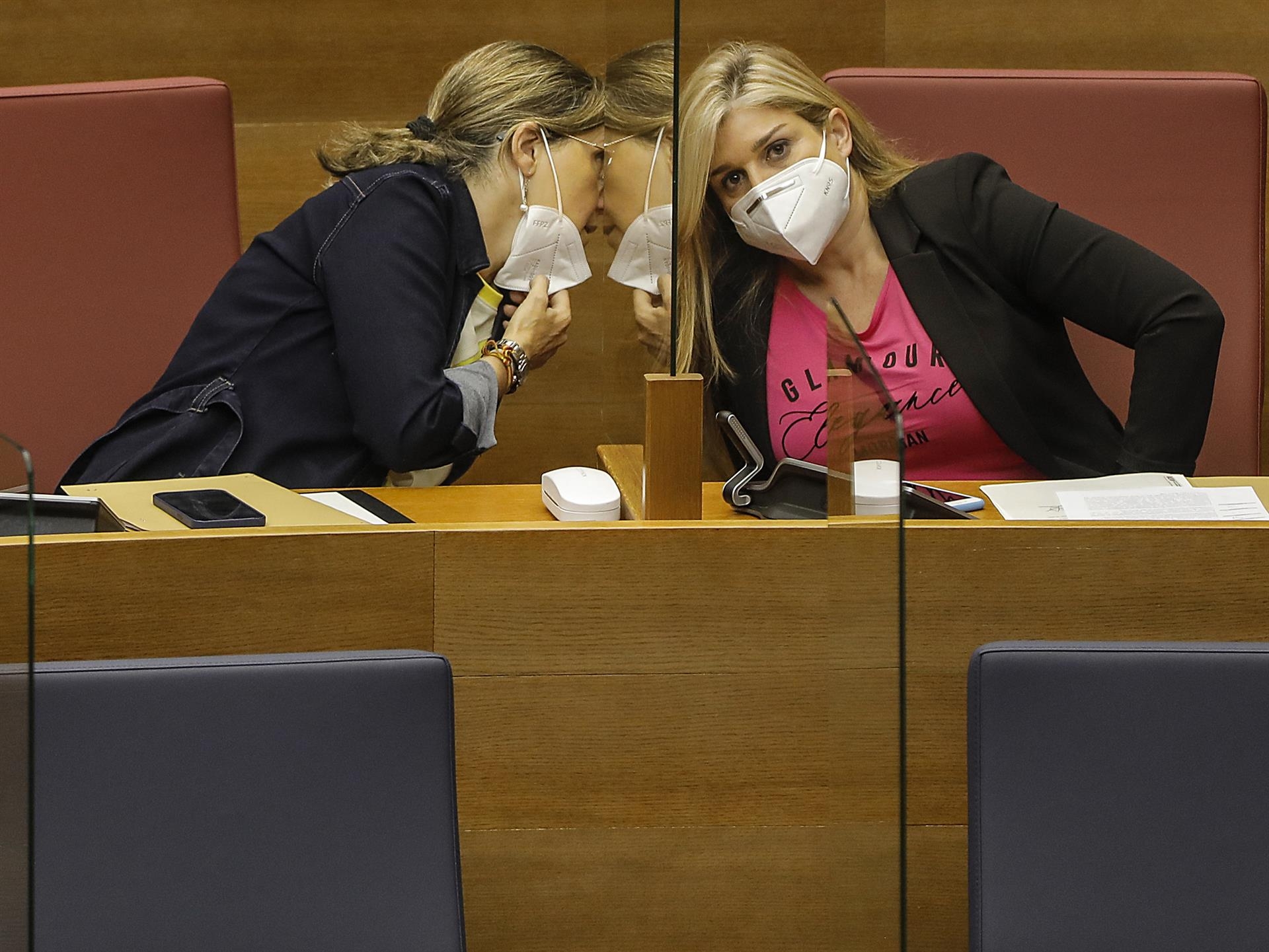 La síndica del PP en Les Corts, Eva Ortiz (d), y la portavoz adjunta Elena Bastidas. Foto: ROBER SOLSONA/EP - 