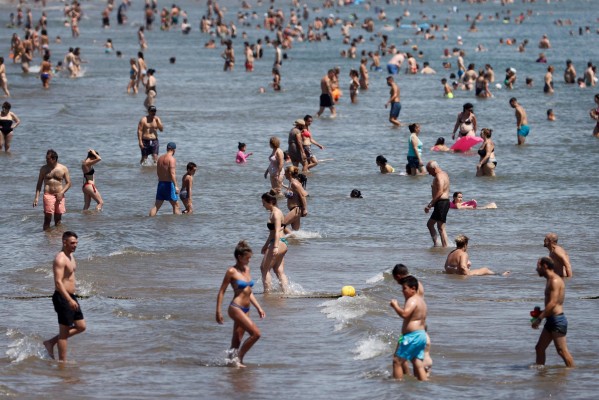 La cuarta ola sorprende a las autonomías y compromete la campaña de verano