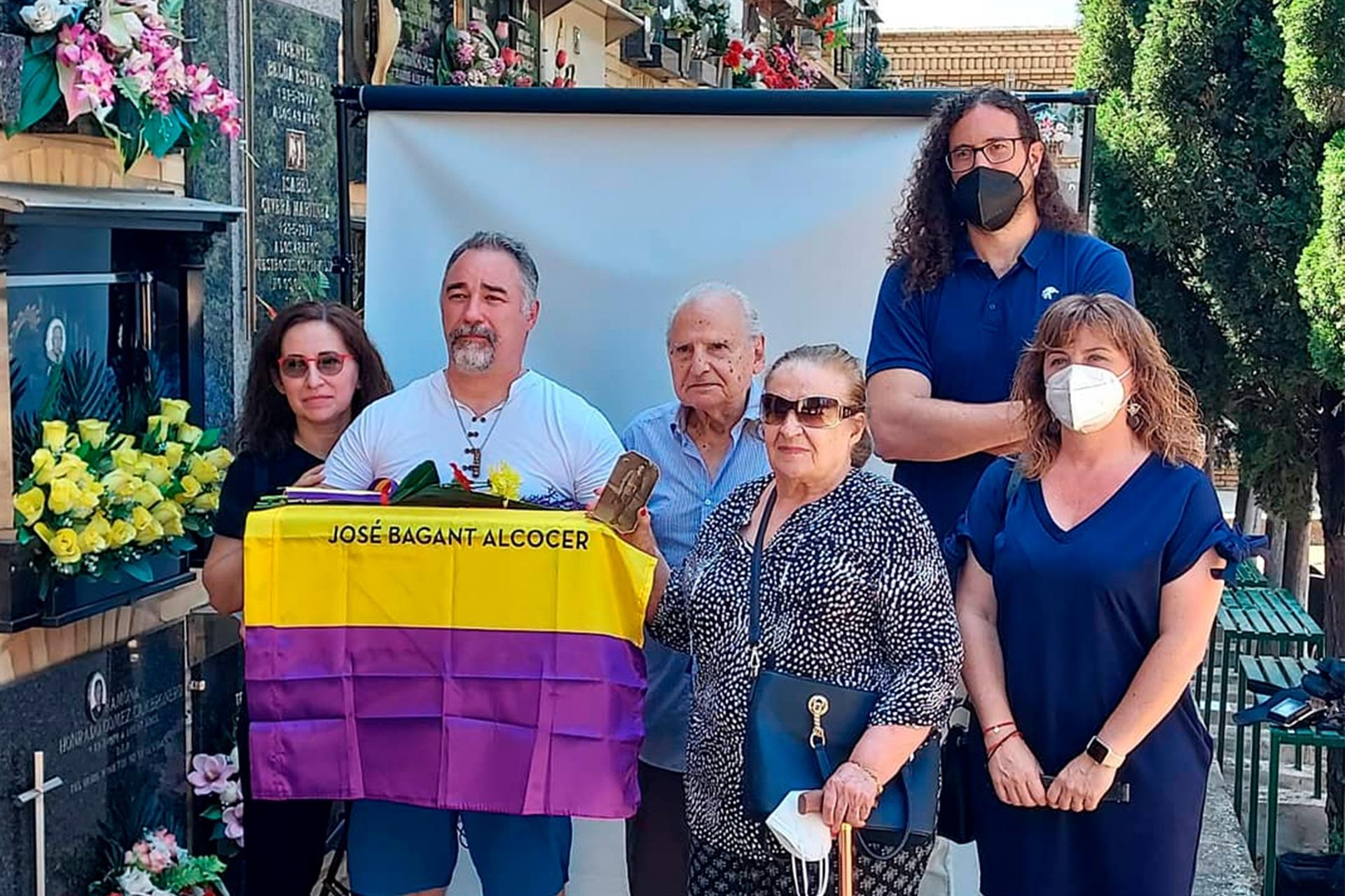 La hija del represaliado saguntino José Bagant Alcocer recoge sus restos de la fosa 128 de Paterna
