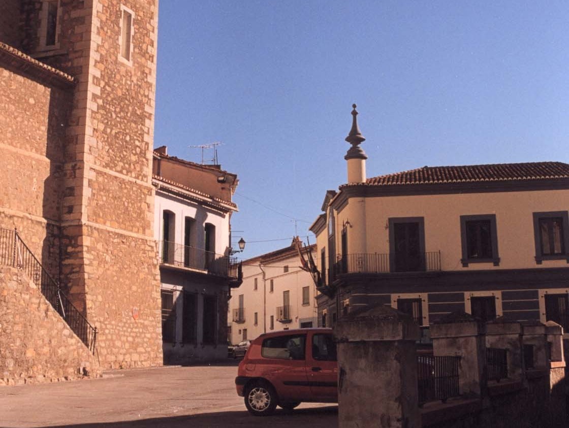 Teresa remodelará y peatonalizará la plaza de la iglesia para sacar los vehículos fuera del pueblo