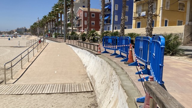 La Vila cambia las maderas dañadas del paseo de la playa Centro