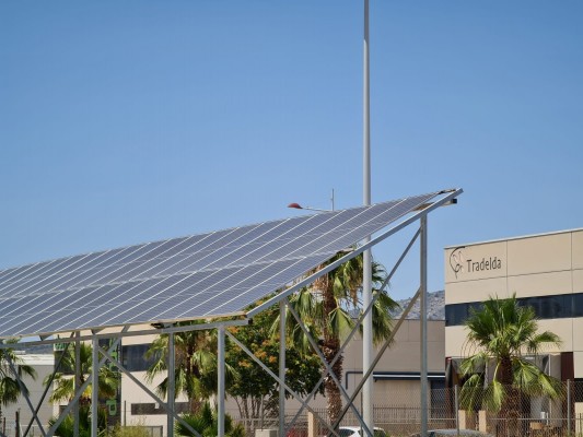 Elda instala placas fotovoltaicas en los polígonos industriales Finca Lacy y Torreta Río 
