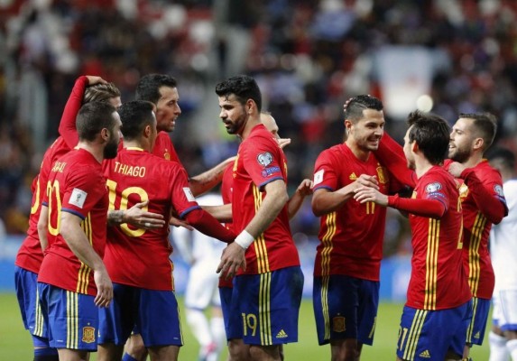 España visita a Francia tras agarrar el liderato de su grupo