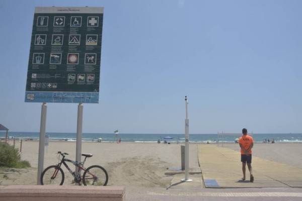 Castelló prohíbe el baño en la playa del Gurugú al detectar aguas fecales