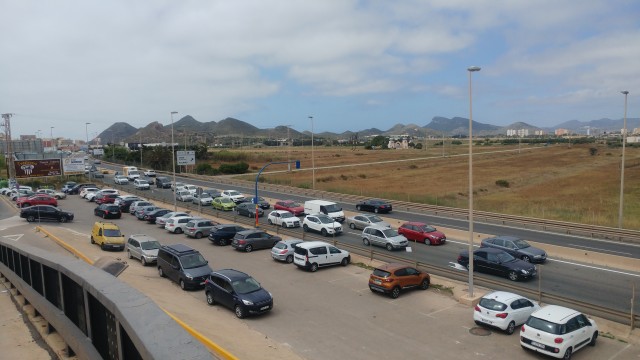 Colapso en los accesos a La Manga en el primer lunes de julio, con retenciones de cerca de media hora