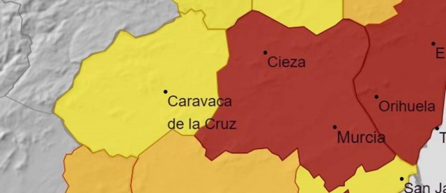 Murcia ofrece agua fría y gorras a personas sin hogar para ayudarles a combatir el calor