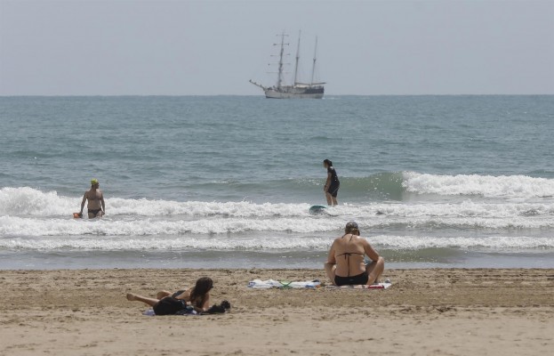 València abre el proceso para renovar el contrato de mantenimiento de las duchas y pasarelas de las playas