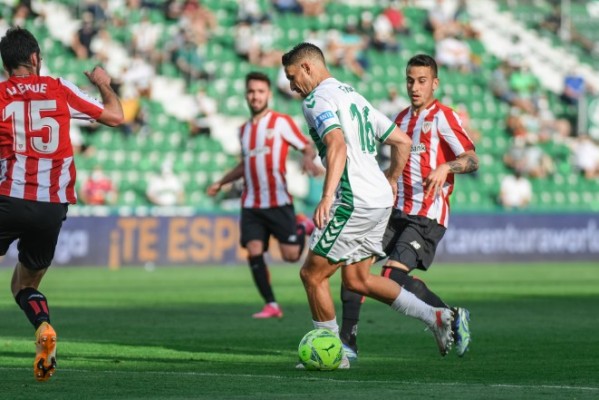 El Elche abre la pretemporada con 16 profesionales, sin fichar y con canteranos