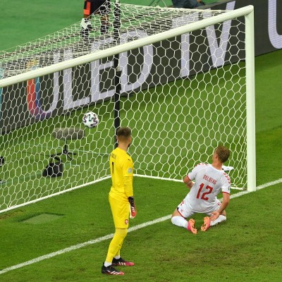 Dinamarca aplaca la reacción checa y se mete en semifinales