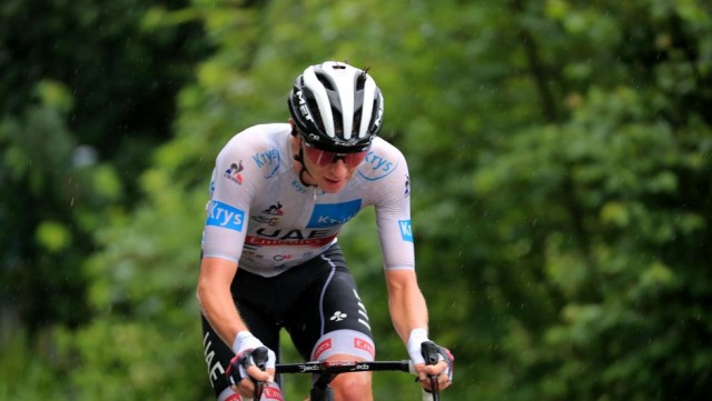 Teuns se impone en la primera etapa alpina y Pogacar aplasta a sus rivales
