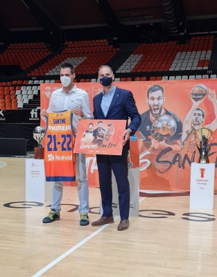 San Emeterio recibe un emotivo homenaje con el respaldo de la selección