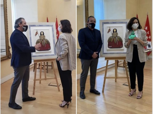 Arturo Torró regala a Díaz Ayuso una 'menina' inspirada en ella   
