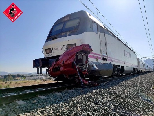 Cuatro fallecidos en una colisión entre un tren y un vehículo en un paso a nivel en Novelda