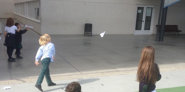 Aviones de papel en el recreo