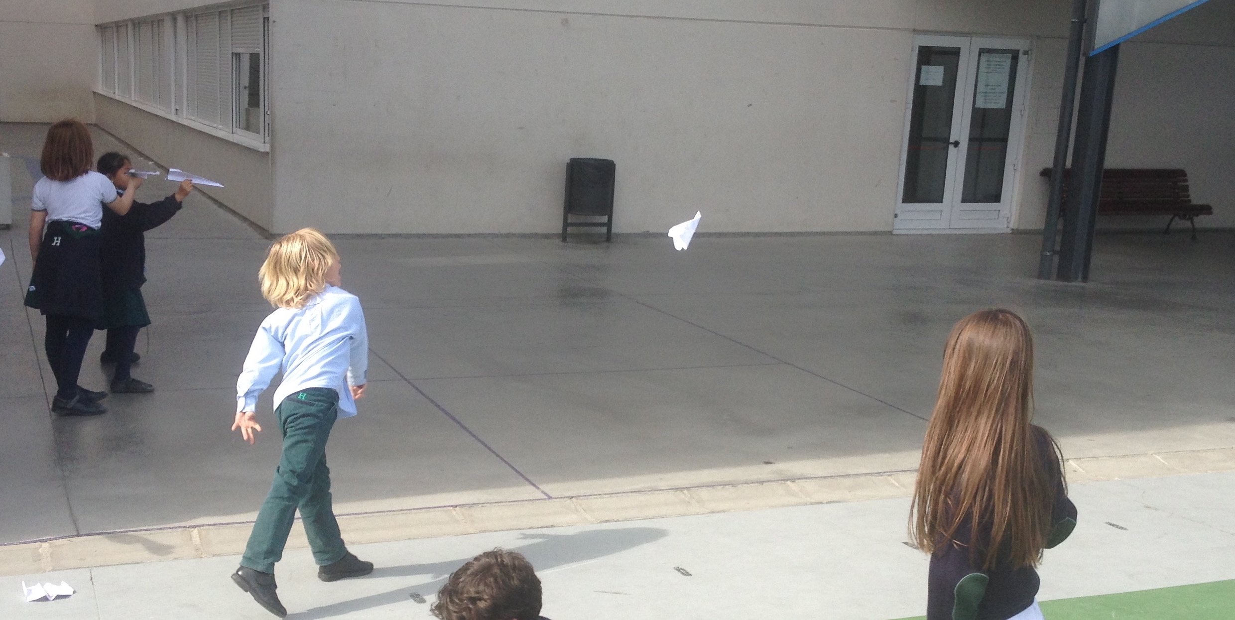 Aviones de papel en el recreo