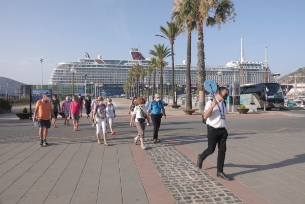 Arriba a aguas de Cartagena  esta mañana el crucero Mein Schiff 2, en su segunda visita en dos semanas
