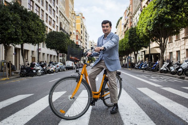 Giner aparca la bicicleta