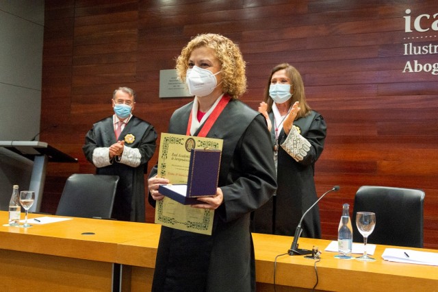 La RAJVL distingue con la Medalla de Honor a la decana de los registradores segorbina María Emilia Adán