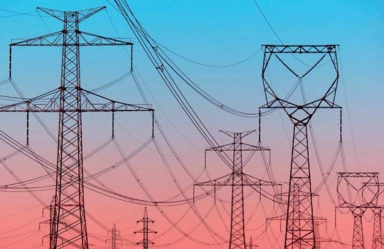 El precio de la electricidad alcanzará este viernes su récord anual, con 99,8 euros el MWh