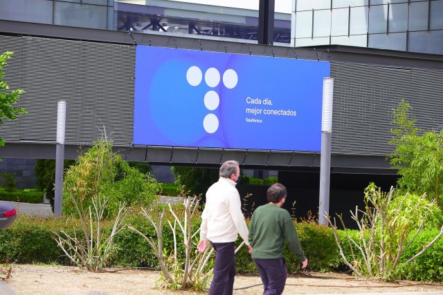 Telefónica completa la venta a KKR del 60% de InfraCo, su filial de fibra en Chile