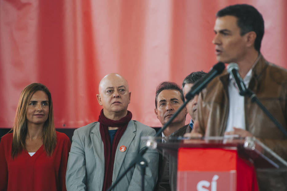 Zaida Cantero, Odón Elorza y Pedro Sánchez, este domingo, en  Burjassot. Foto KIKE TABERNER - 