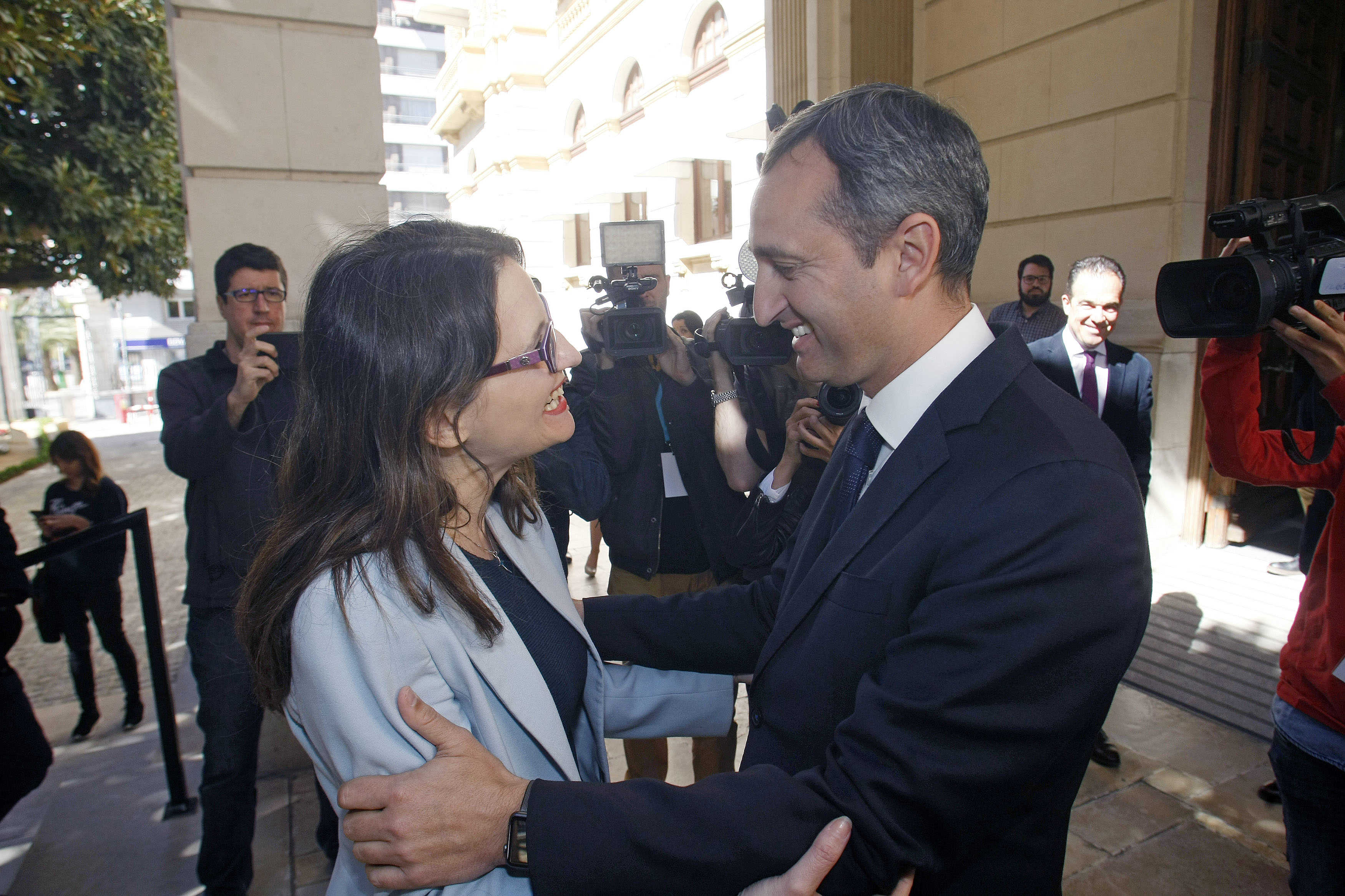 El presidente de la Diputación de Alicante, César Sánchez, saluda a la vicepresidenta del Consell y consellera de Igualda y Políticas Inclusivas, Mónica Oltra, en su primera reunión oficial. Foto EFE/Pep Morell - 