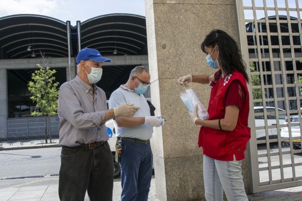 El Colegio de Médicos de Castellón pide a la
población que no se relaje y siga usando mascarilla