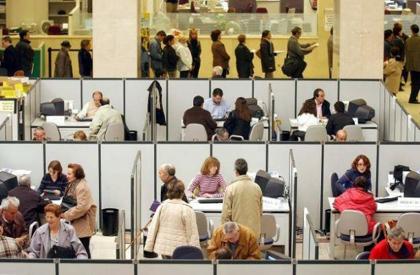 Los funcionarios de la Región reciben este mes de julio un aumento de 0,9% en el salario