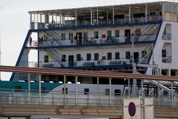 Zarpa rumbo a València el ferry con 170 jóvenes confinados del 'hotel puente' Palma Bellver 