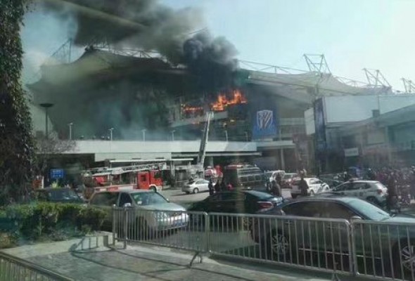 Sofocan un incendio sin víctimas en el estadio de club chino Shanghái Shenhua
