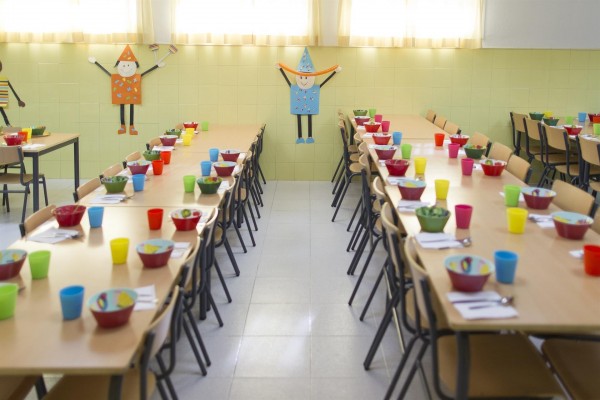 Sanidad vuelve a abrir la puerta a comer en las aulas el próximo curso