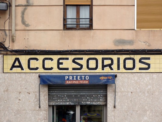 Rótulos comerciales, ¿quién los cuida?
