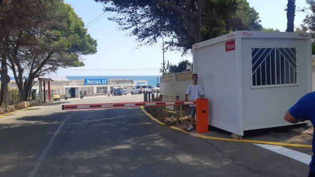 Un minibús llevará a los bañistas al tramo cerrado de Les Rotes de Dénia cada 15 minutos

