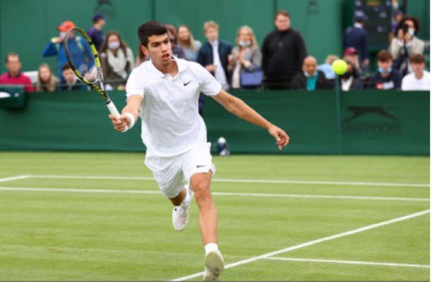 Alcaraz debuta en Wimbledon con su primer triunfo en cinco sets y se medirá a Medvedev