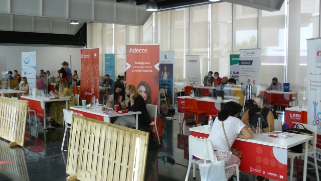 El Fòrum Connecta Labora reúne a desempleados y estudiantes en Elche para orientación laboral 
