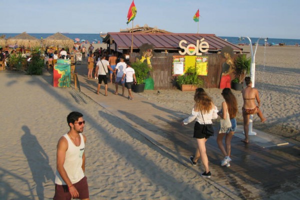 Costas gana la partida y los chiringuitos de Castelló se resignan a abrir del 1 de julio al 30 de septiembre