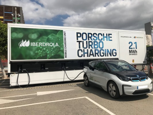 Iberdrola y Porsche conectan en Murcia la primera unidad móvil de recarga ultra rápida 